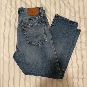 Levi’s high waisted rip knee straight leg ankle length jeans size 27.